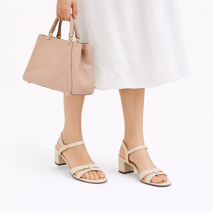 Sandali con cinturino regolabile e tacco largo