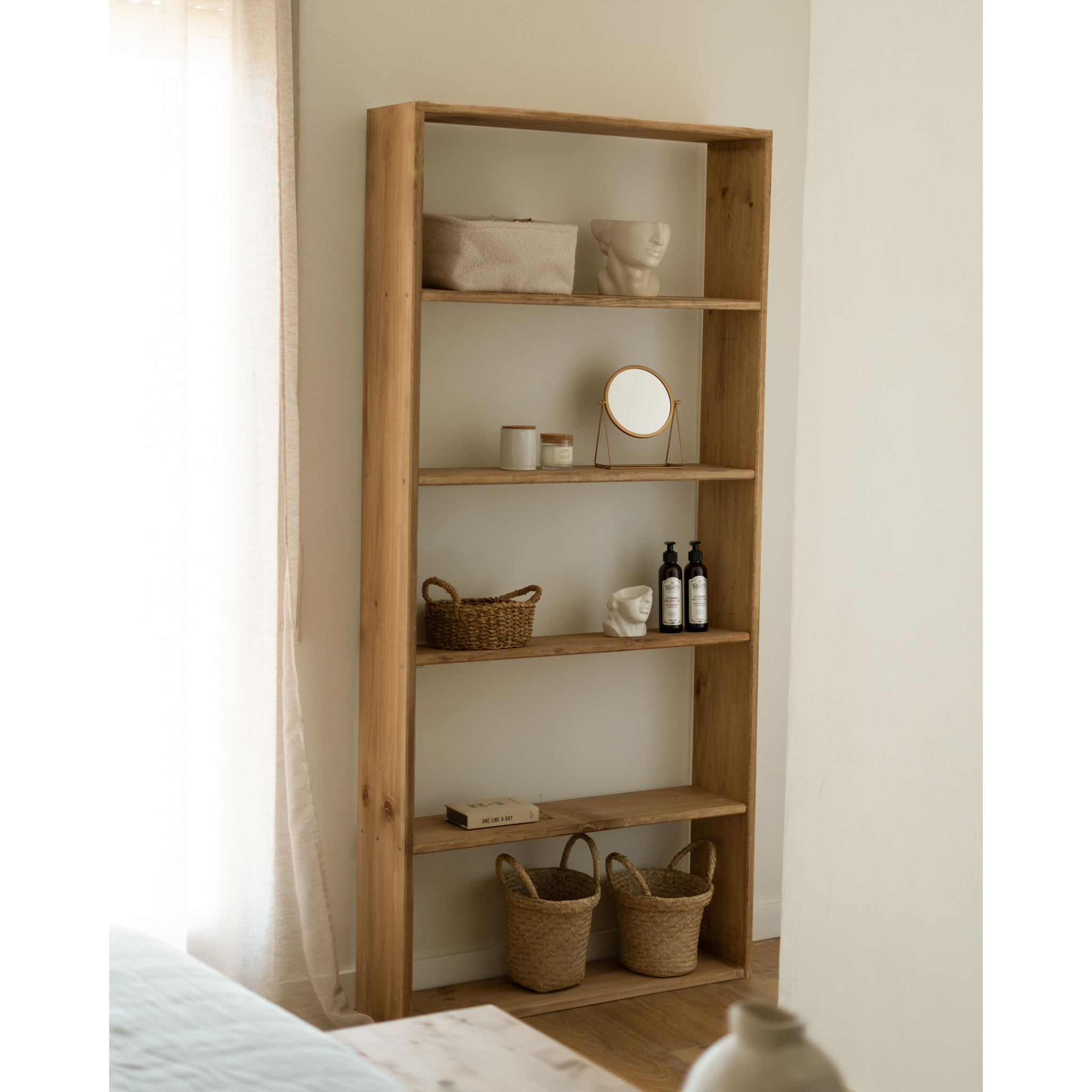 Estantería de madera maciza tono roble oscuro con 4 estantes Alto: 182 Largo: 80 Ancho: 20