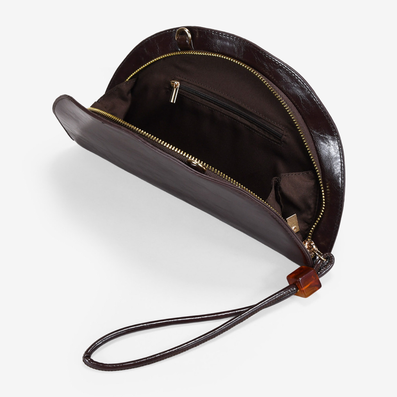 Bolso de mano marrón media luna con cremallera