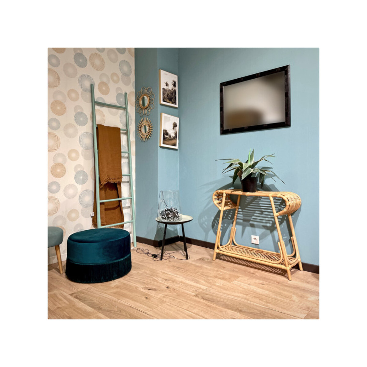 Console L. 80 cm forme trapèze arrondi en rotin naturel tressé – VIVIA