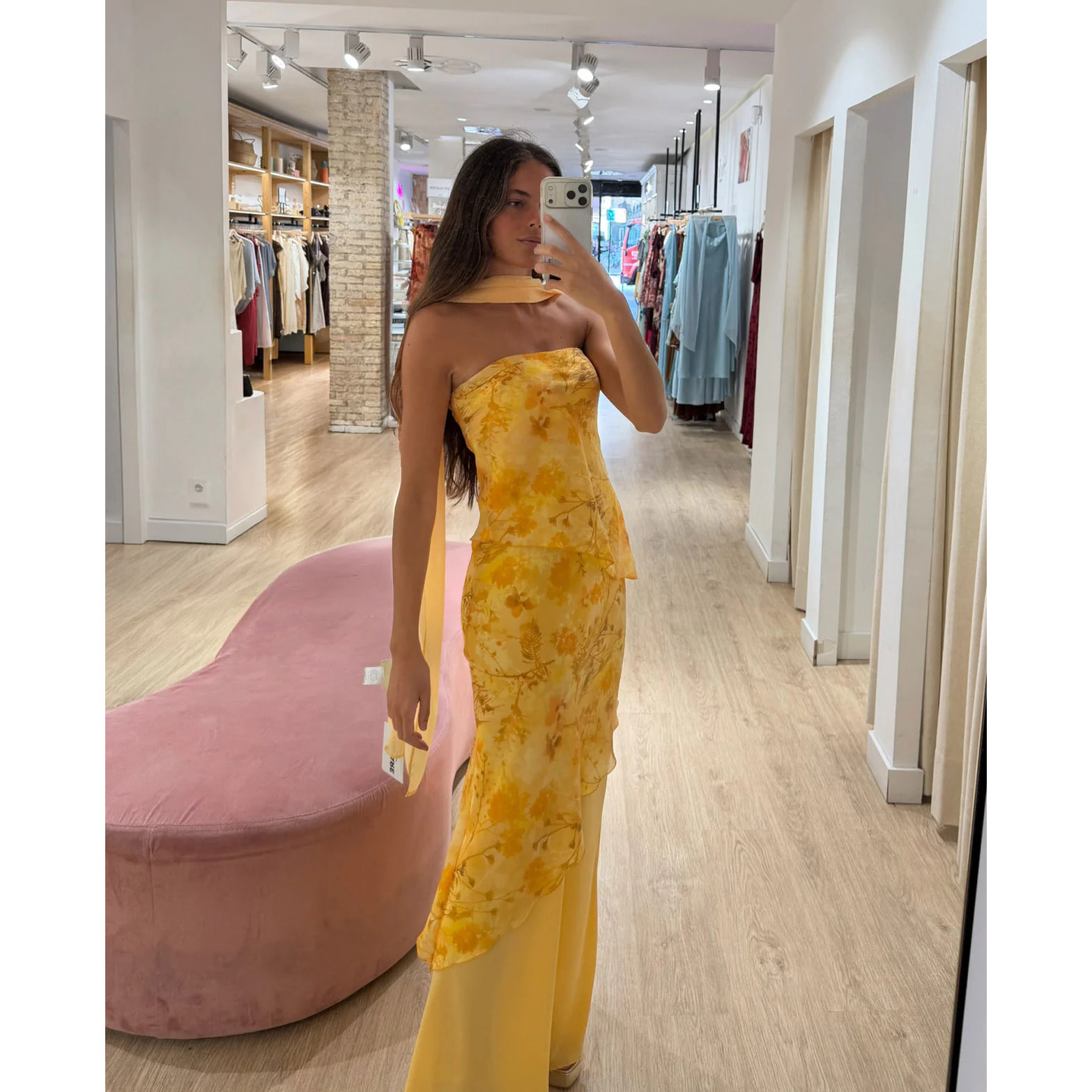 Vestido largo palabra de honor con diseño de tres capas
