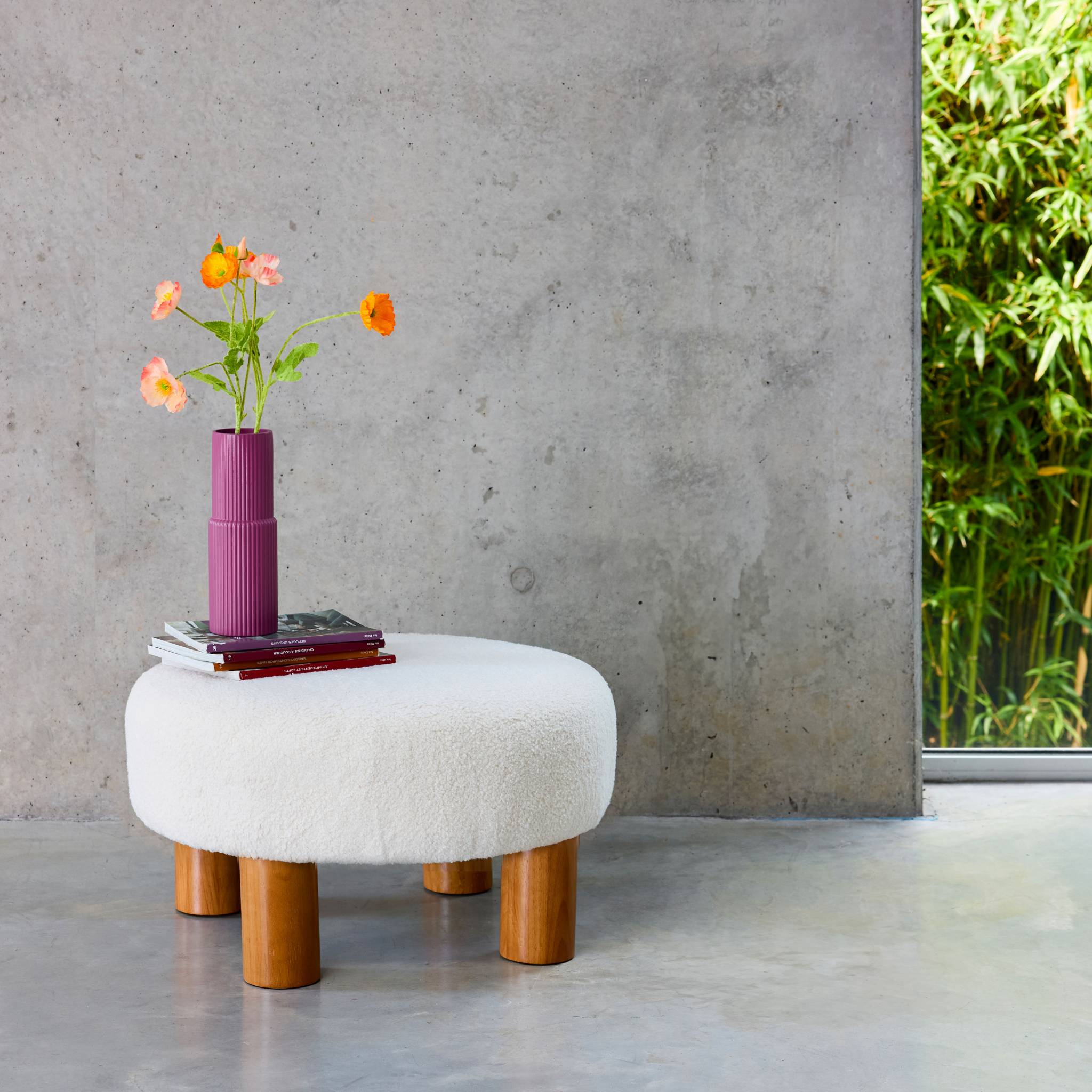 Tabouret pouf. pieds en bois d'hévéa et tissu bouclette. blanc