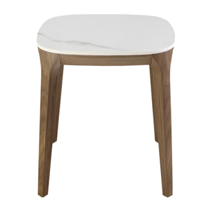 Mesa rincón cuadrada con tapa de mármol porcelánico blanco con vetas en gris en acabado brillo y patas de madera chapada en nogal natural 50x50x51cm