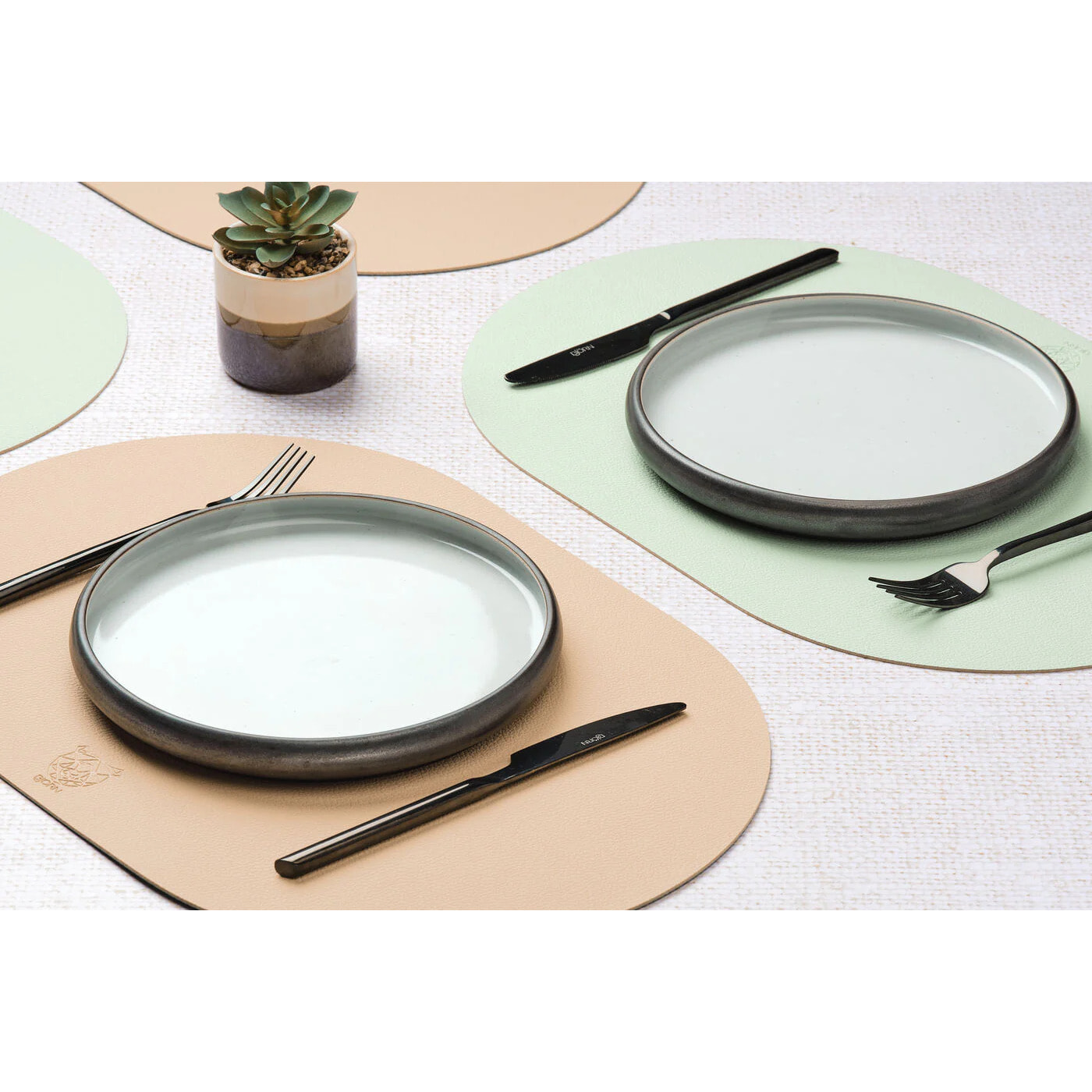 Set de table ovale réversible - 6 pièces - Cuir recyclé rose pâle et vert pâle