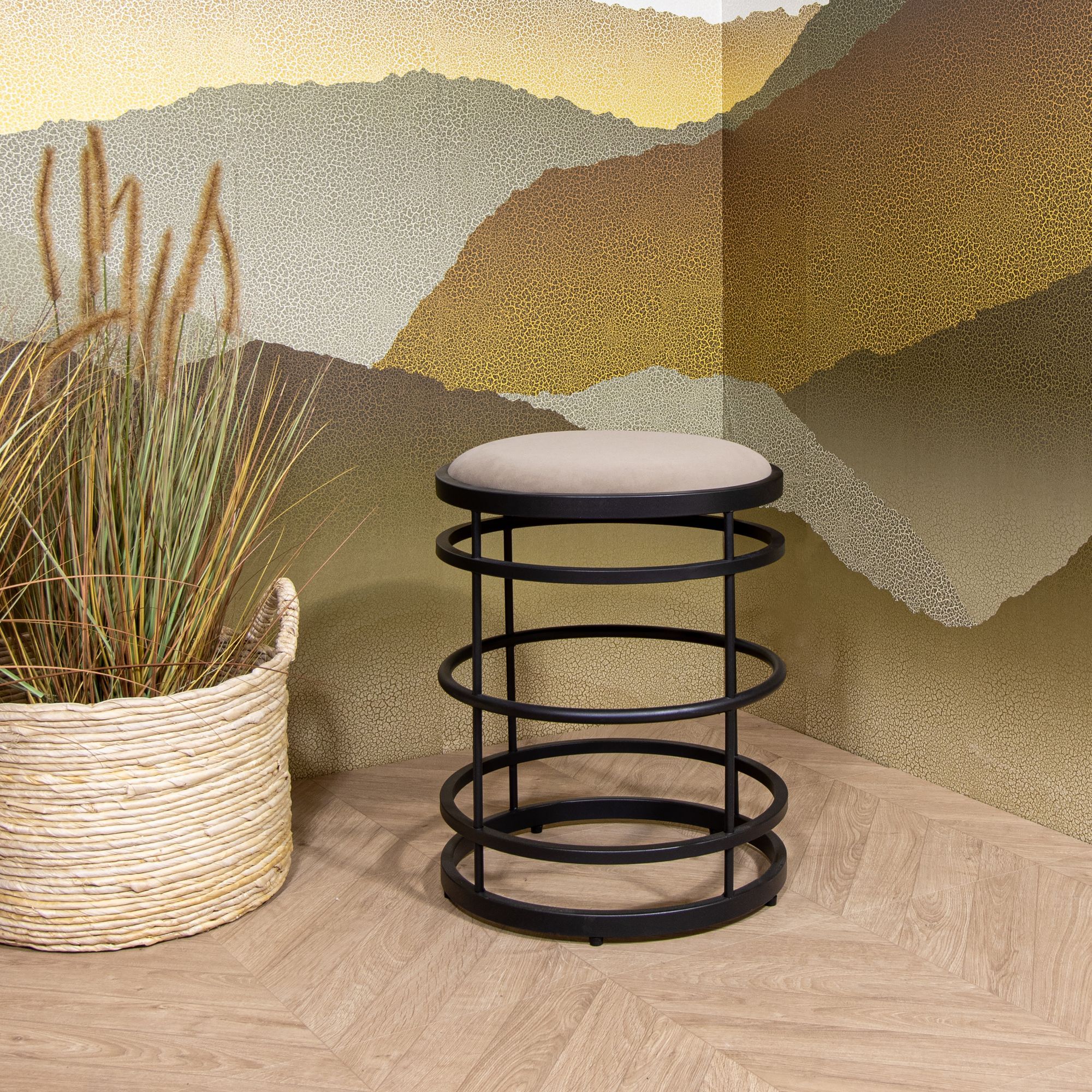 TABOURET EN MÉTAL NOIR ET VELOURS TAUPE HAUTEUR 50CM TOMMY