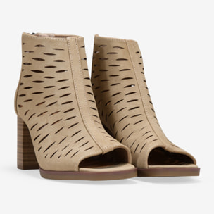 Botines arena con puntera abierta y calados