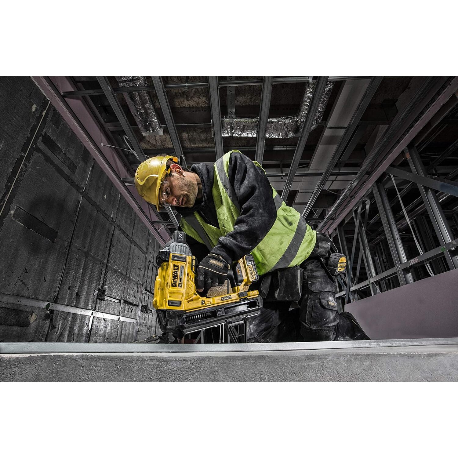 Cloueur XR 18V - béton et acier - DEWALT - avec 2 batteries 18V 5Ah li-ion + chargeur + accessoires + TOUGHSYSTEM - DCN890P2