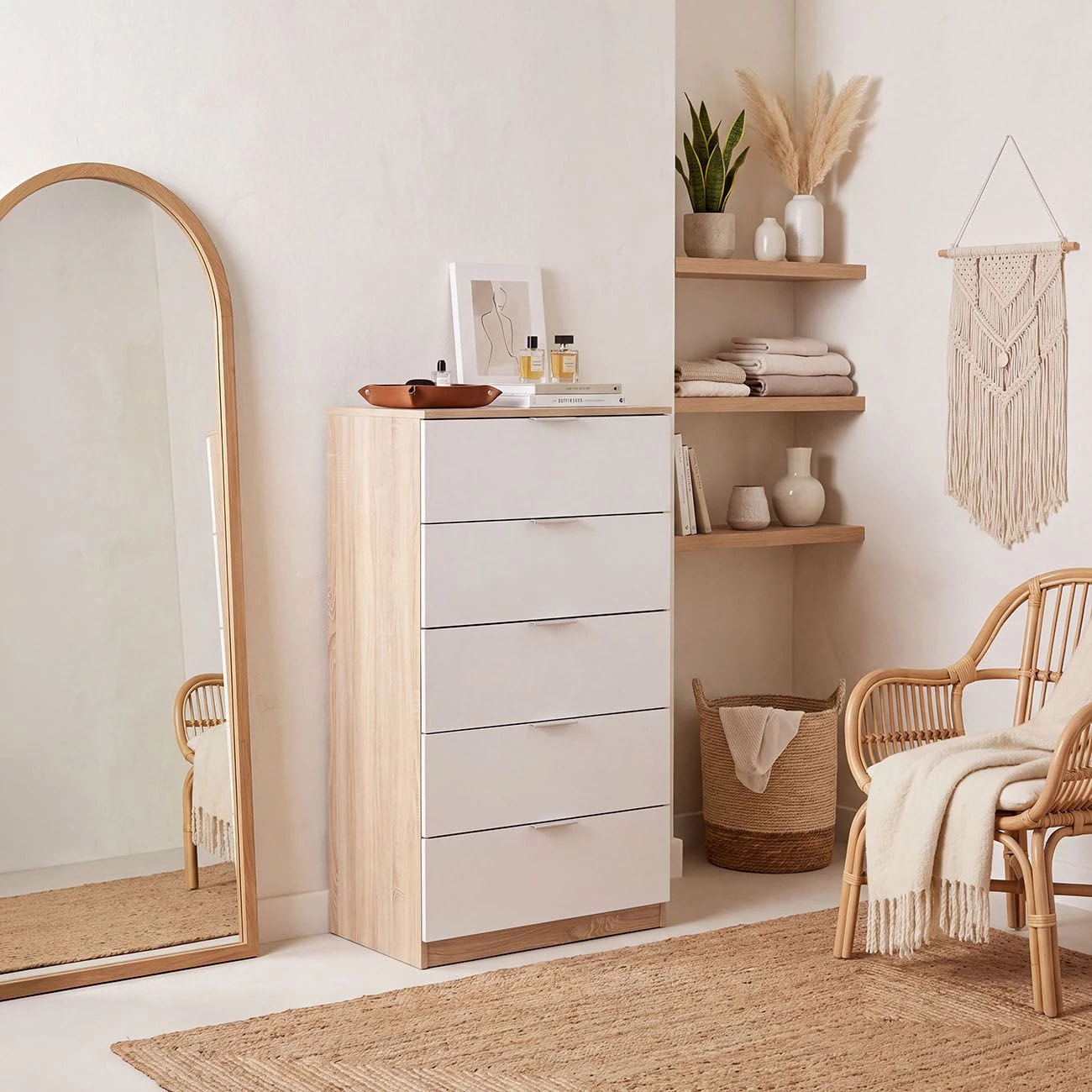 Cómoda alta de 5 cajones en blanco artik y roble canadian 60x110 cm Akari Blanco Artik (Blanco Mate) - Roble Canadian