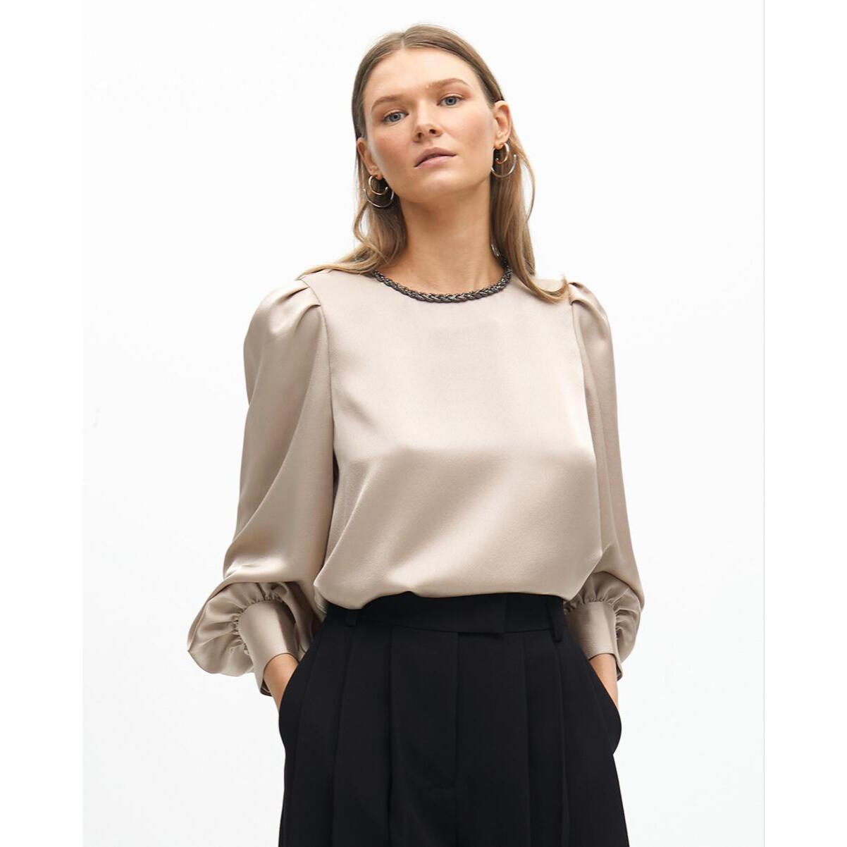 Blusa con dettaglio gioiello sul collo