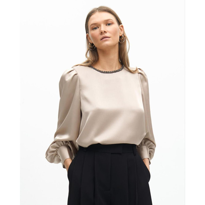 Blusa con dettaglio gioiello sul collo