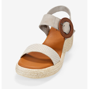 Sandalias taupe en piel con cuña y hebilla