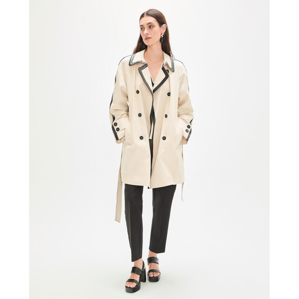 Trench con maniche raglan ed effetto pelle a contrasto