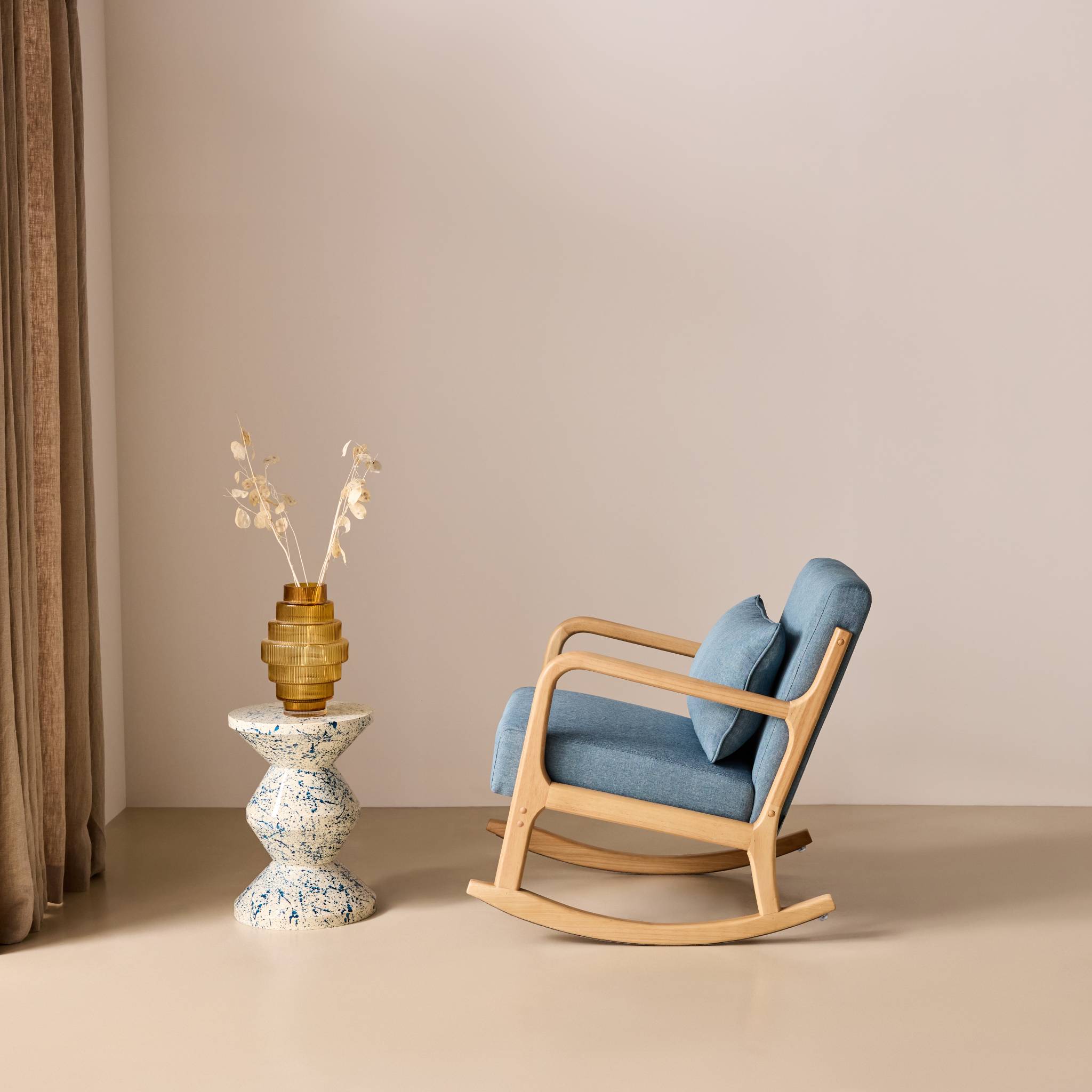 Rocking chair scandinave bois d'hévéa et tissu LORENS