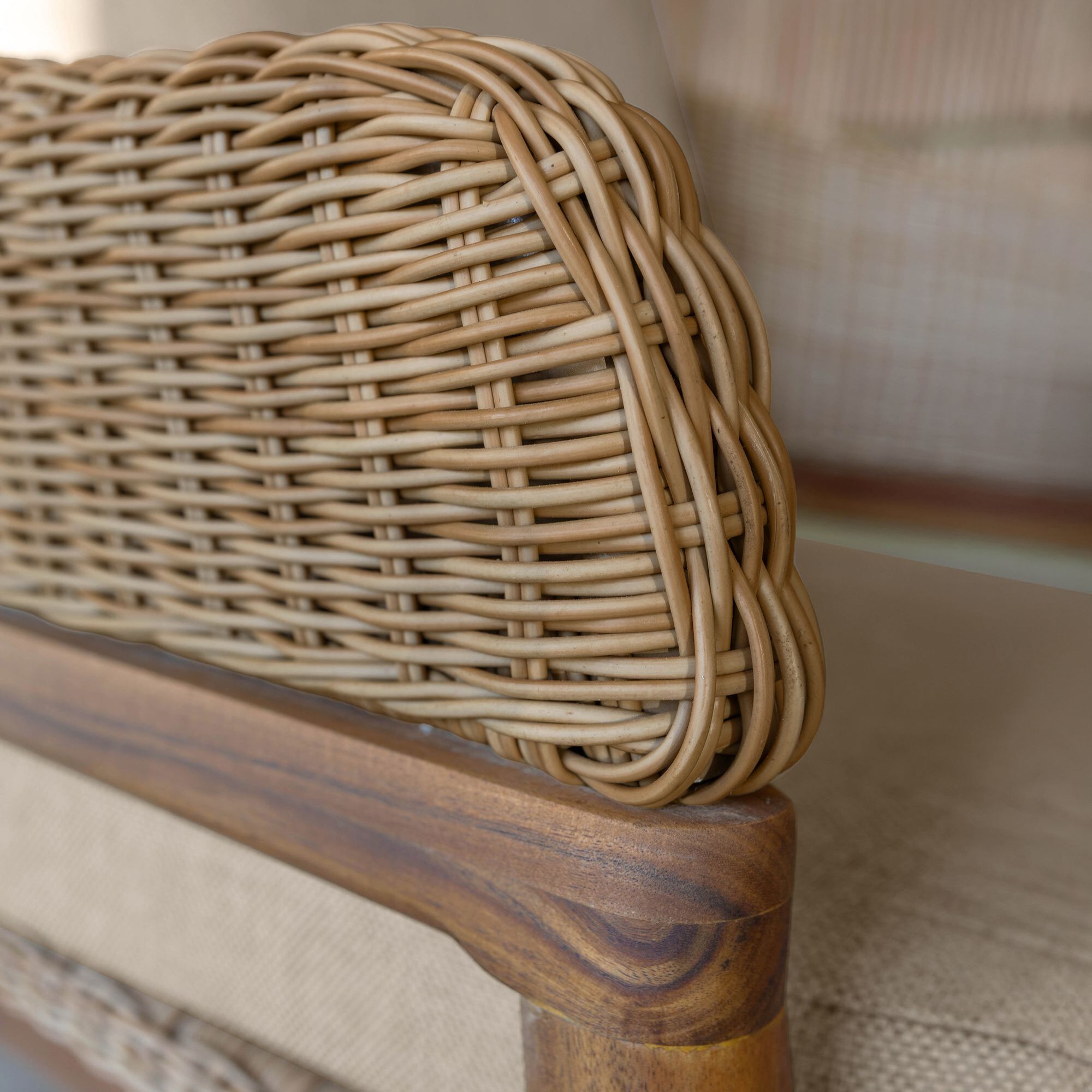 Salon de jardin 4 places en bois d'acacia et résine tressée beige ALHAMBRA