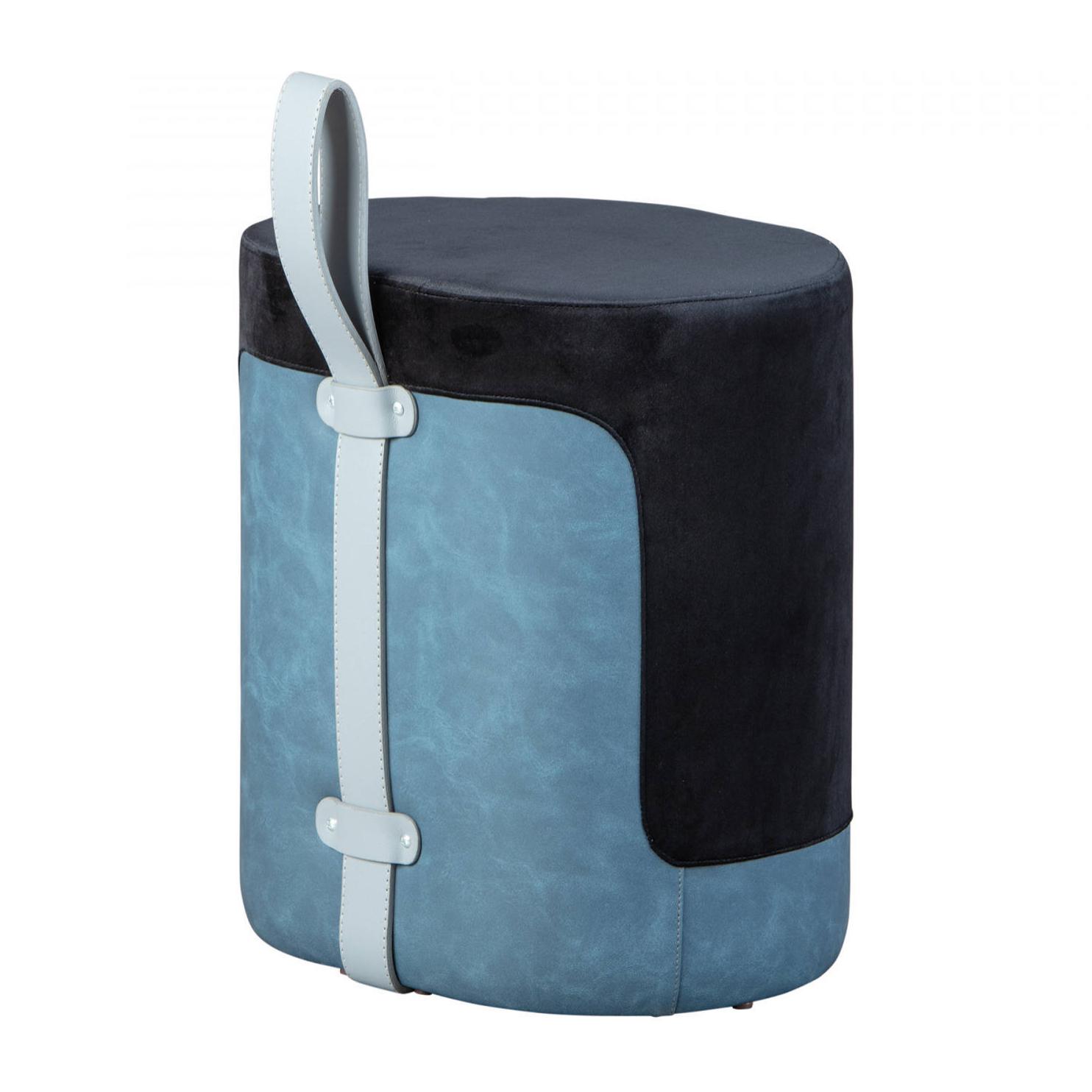 Pouf in velluto nero e azzurro con maniglia in ecopelle, cm 38x32.5x43