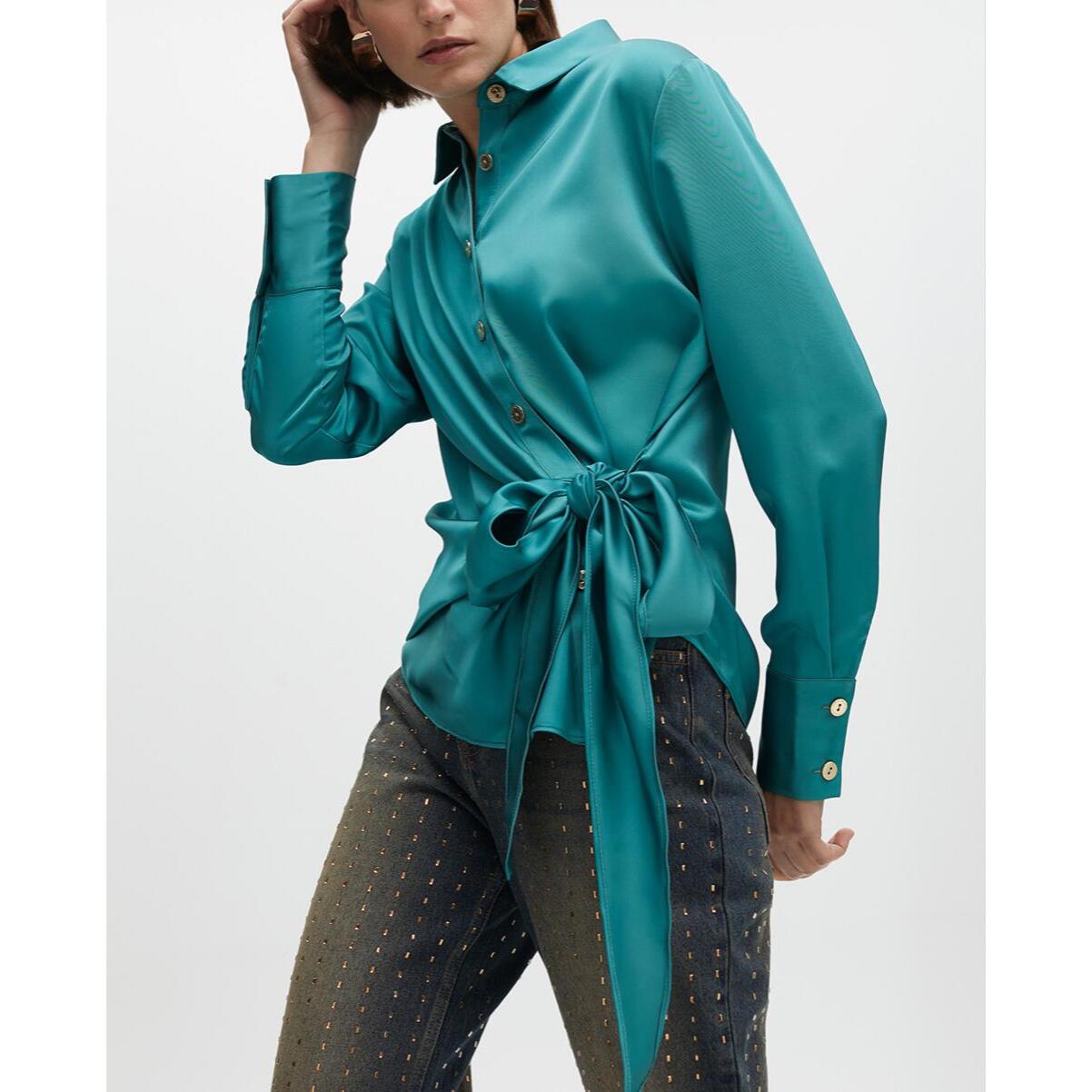 Camicia con Colletto e Dettaglio Nodo in Basso