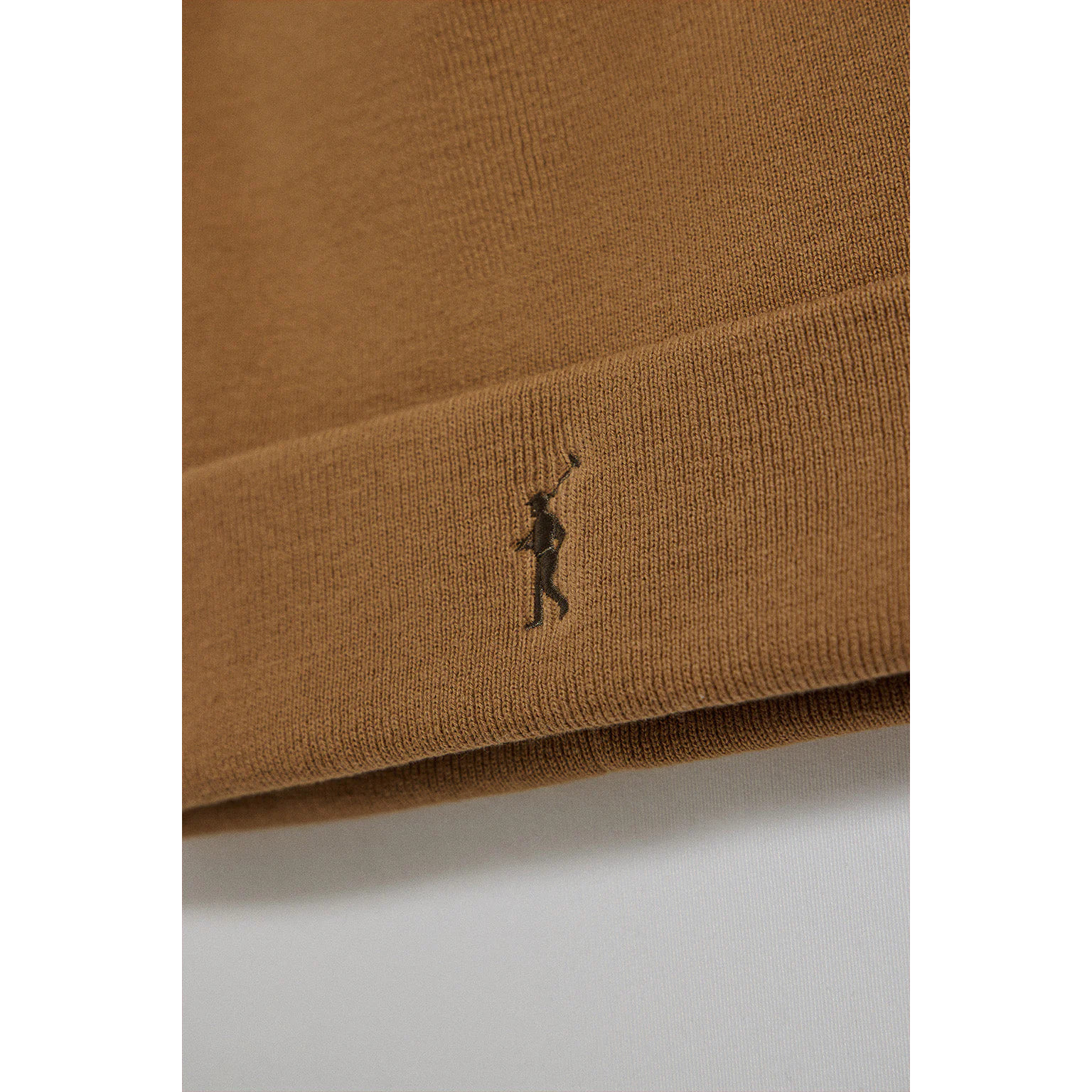 Gorro Vinny color camel con logo bordado Rigby Go