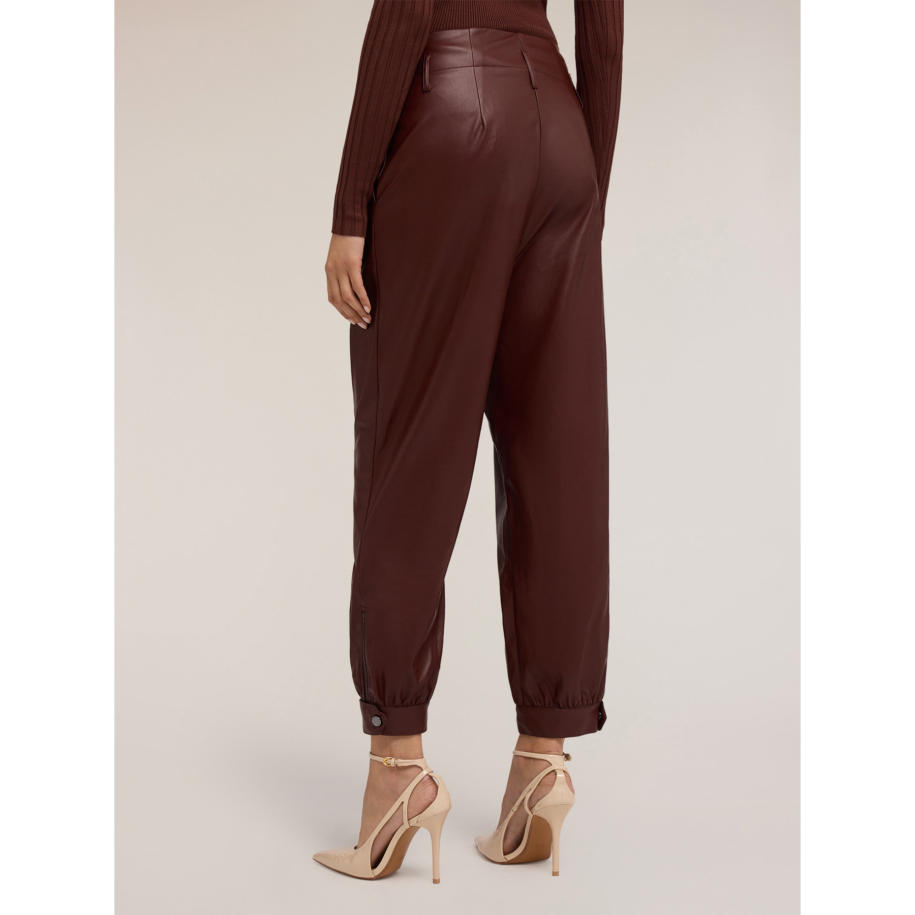 Motivi - Pantalones con pinzas en tejido revestido - Marrón