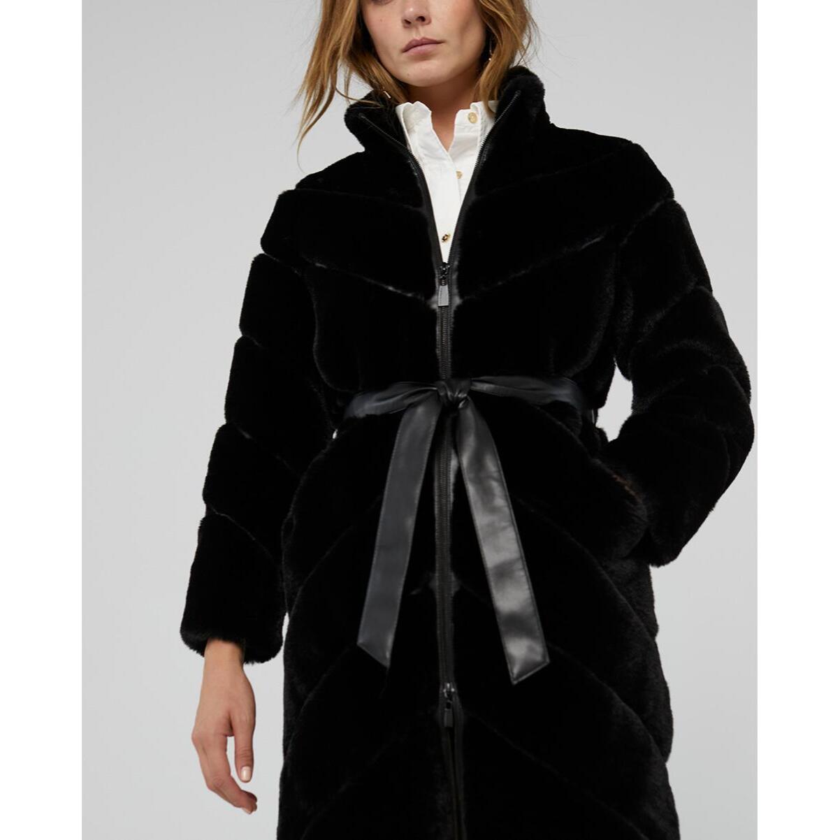 Cappotto di pelliccia di lunghezza media con tagli a spina di pesce