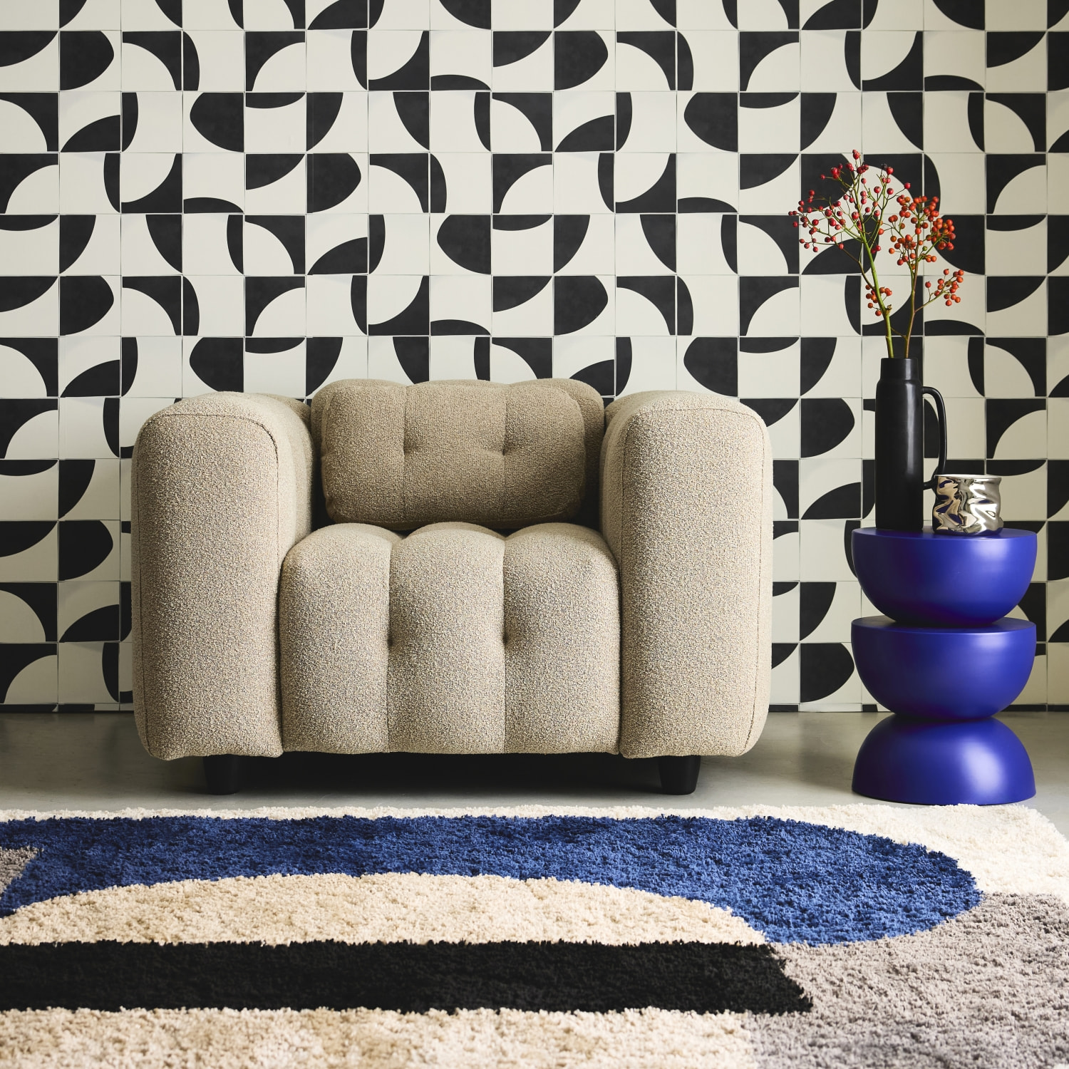 Fauteuil 1 place en bouclette texturée capitonné beige structure bois d'eucalyptus et contreplaqué