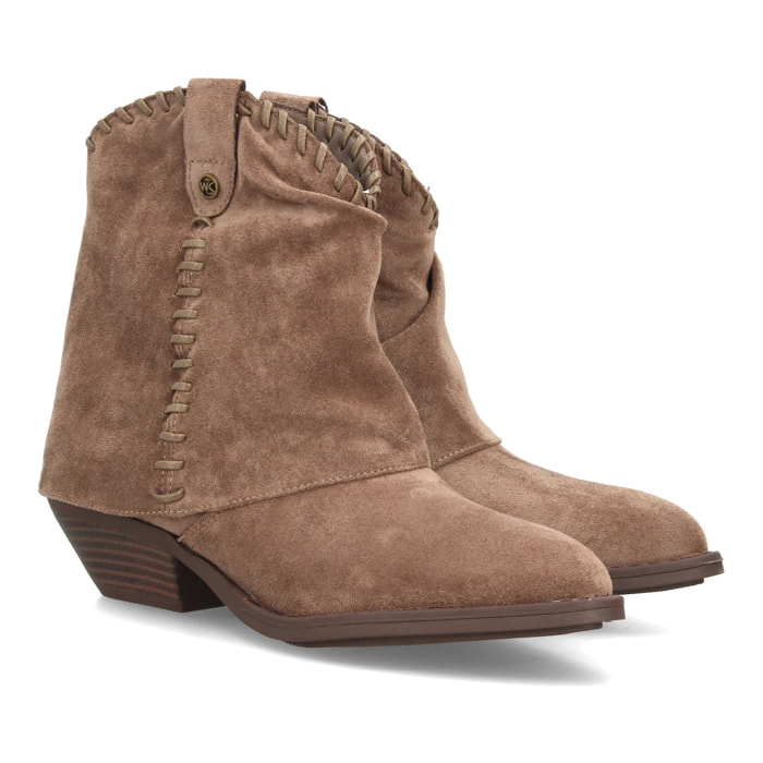 Botines cowboy con costuras decorativas