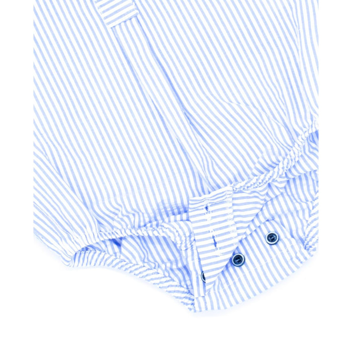 Pelele de rayas azul. Con bolsillo y tapeta con botones en el delantero. Goma en las piernas.