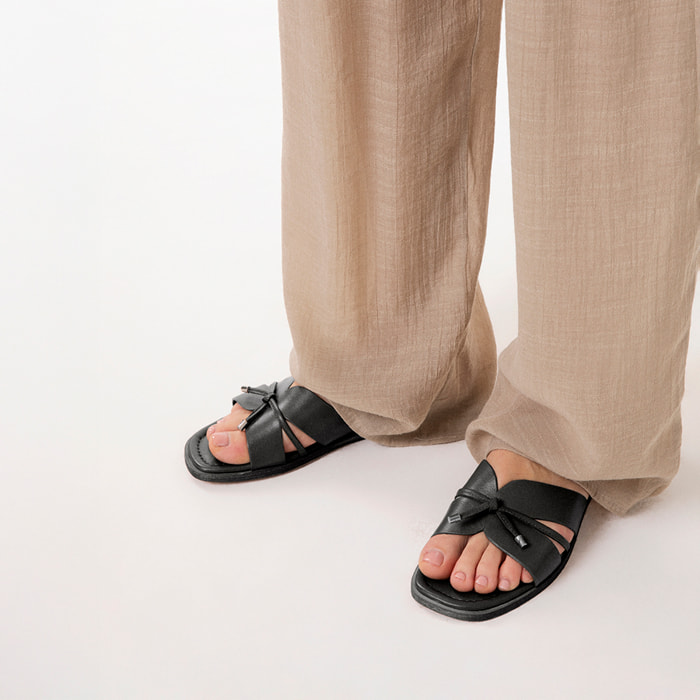 Sandalias planas negras elegantes