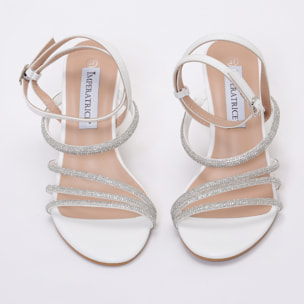 Sandali in simil pelle con tacco comodo e fasce ricoperte di strass