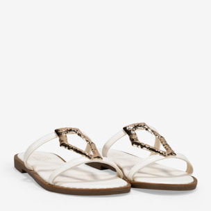 Sandalias planas beige con aplique metálico