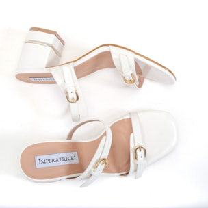 Sandali in simil pelle verniciata con fasce sottili e tacco comodo