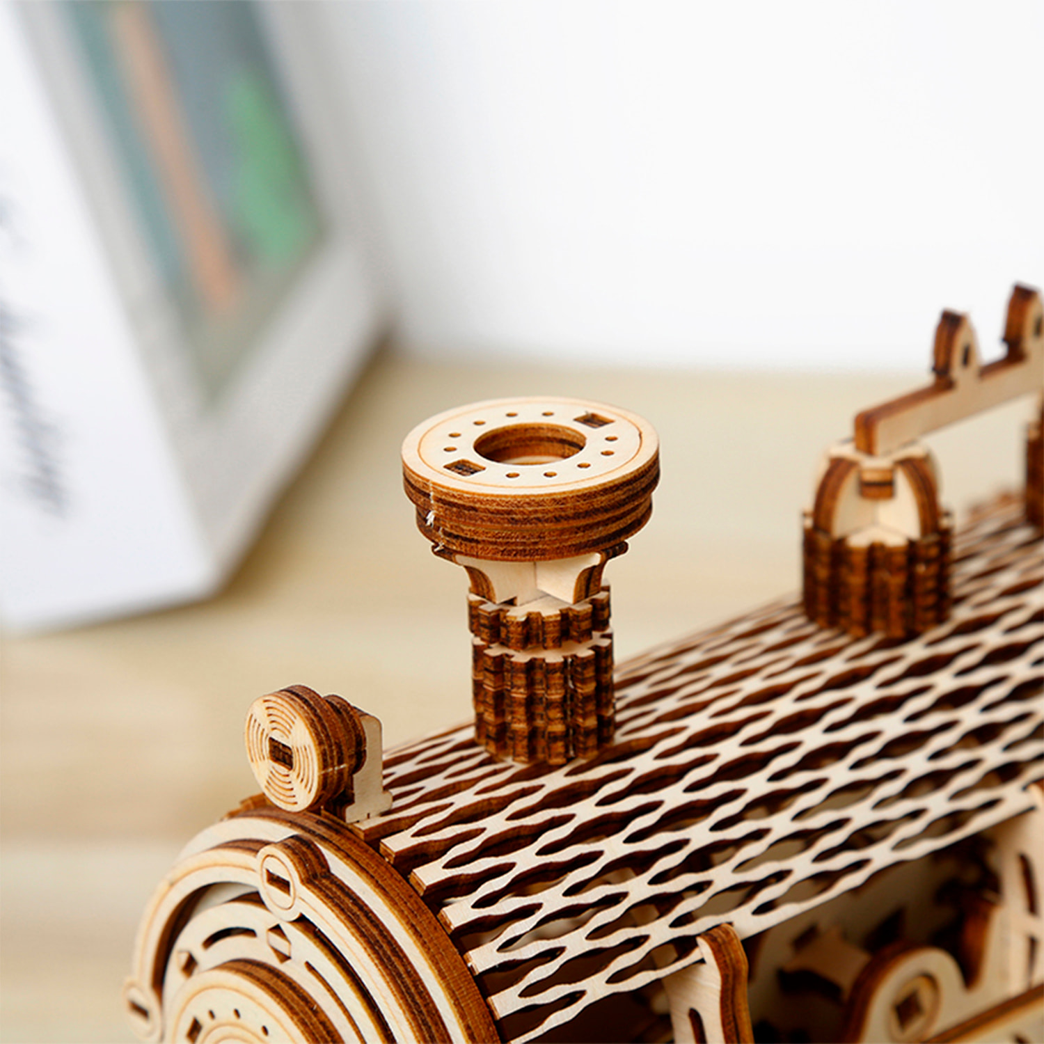 Maqueta de Madera 3D, diseño de Tren de vapor con movimiento mecánico. 361 piezas.