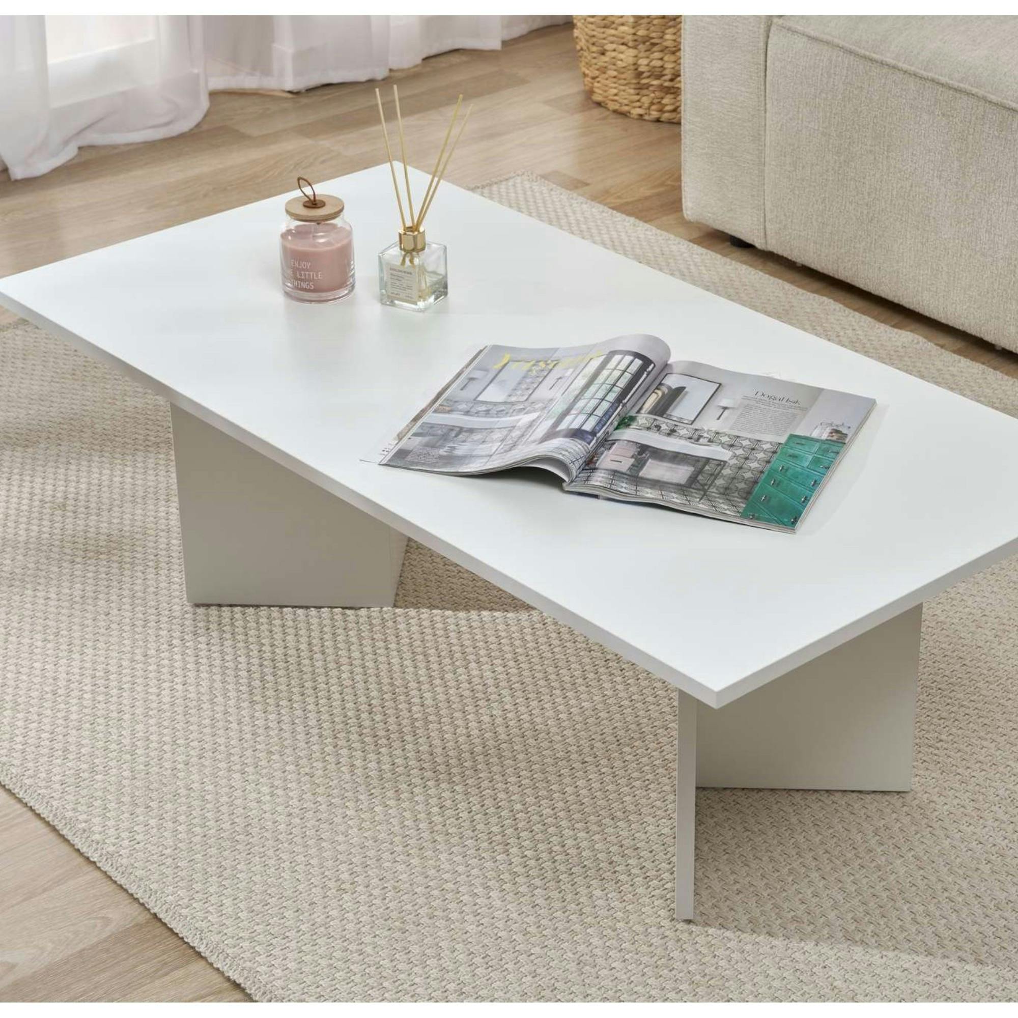 Table basse moderne blanche effet laque - pieds en V MARFA
