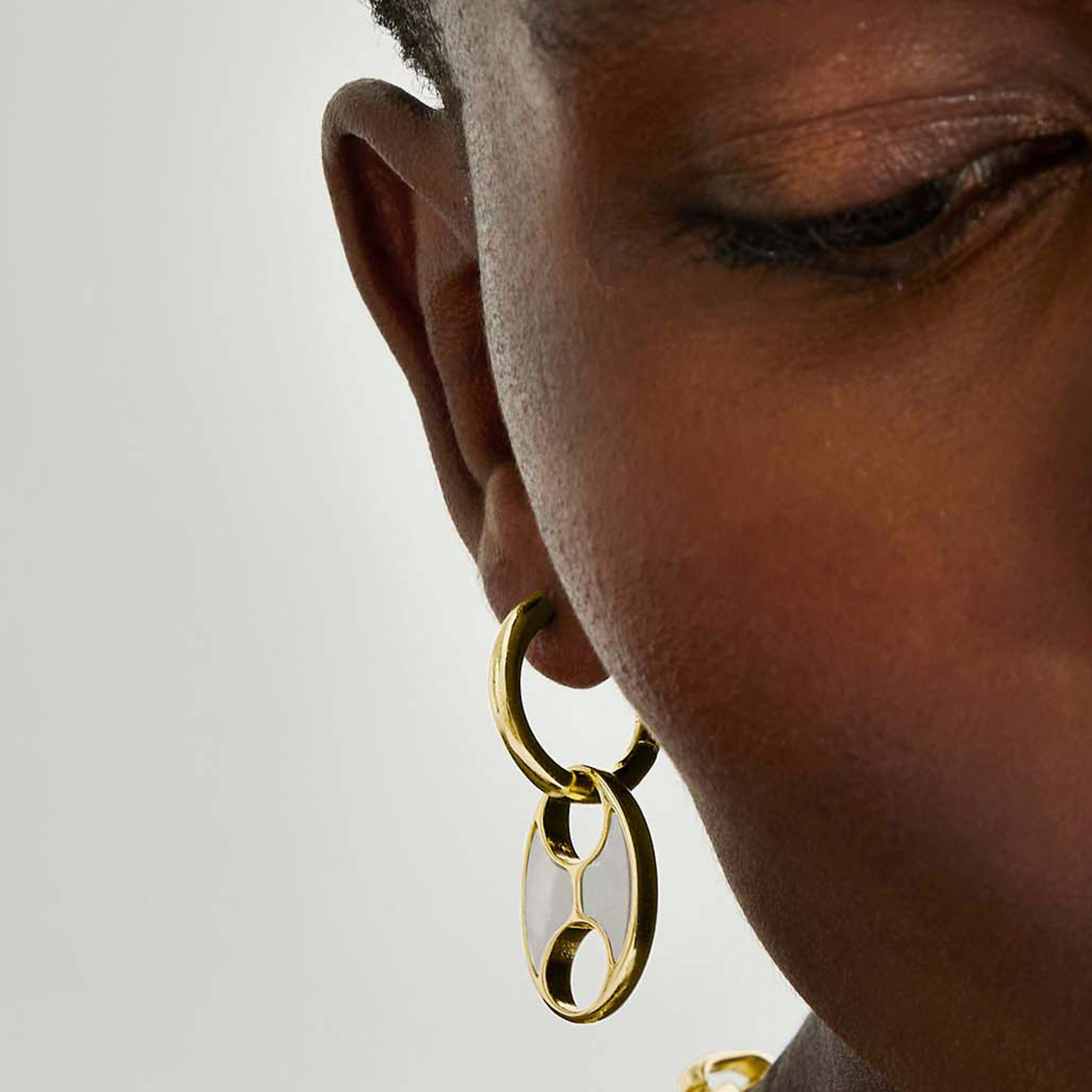 Pendientes de Madreperla Blanca acabados en oro amarillo de 18K