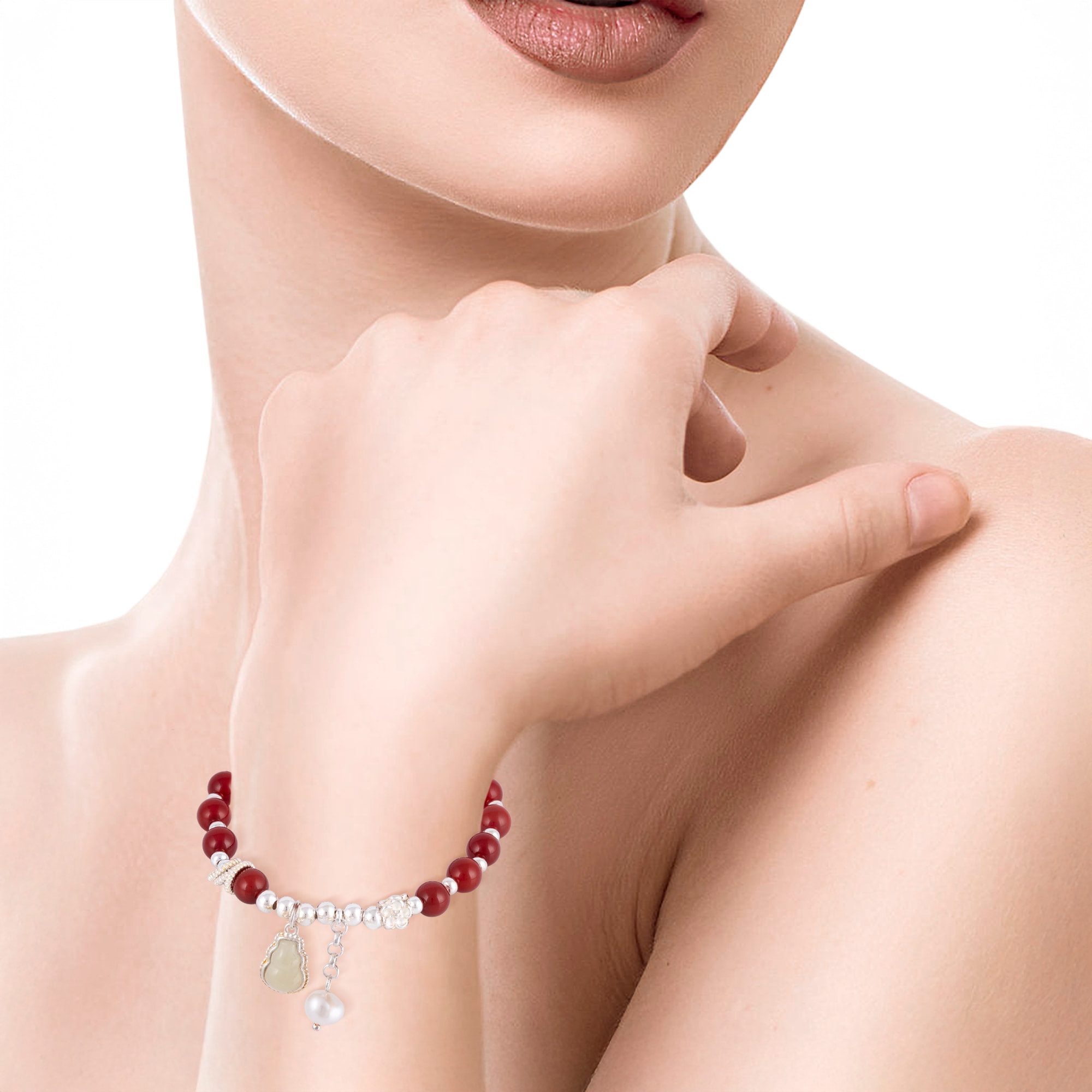 Pulsera elástica de cuentas granates de agata con detalles en plata de ley 925.