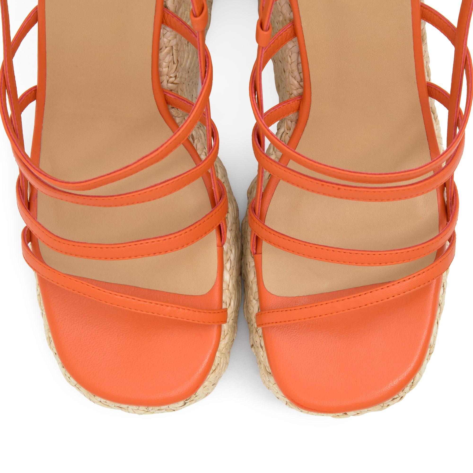 Sandalia destalonada Fiona en napa y rafia con hebilla ajustable