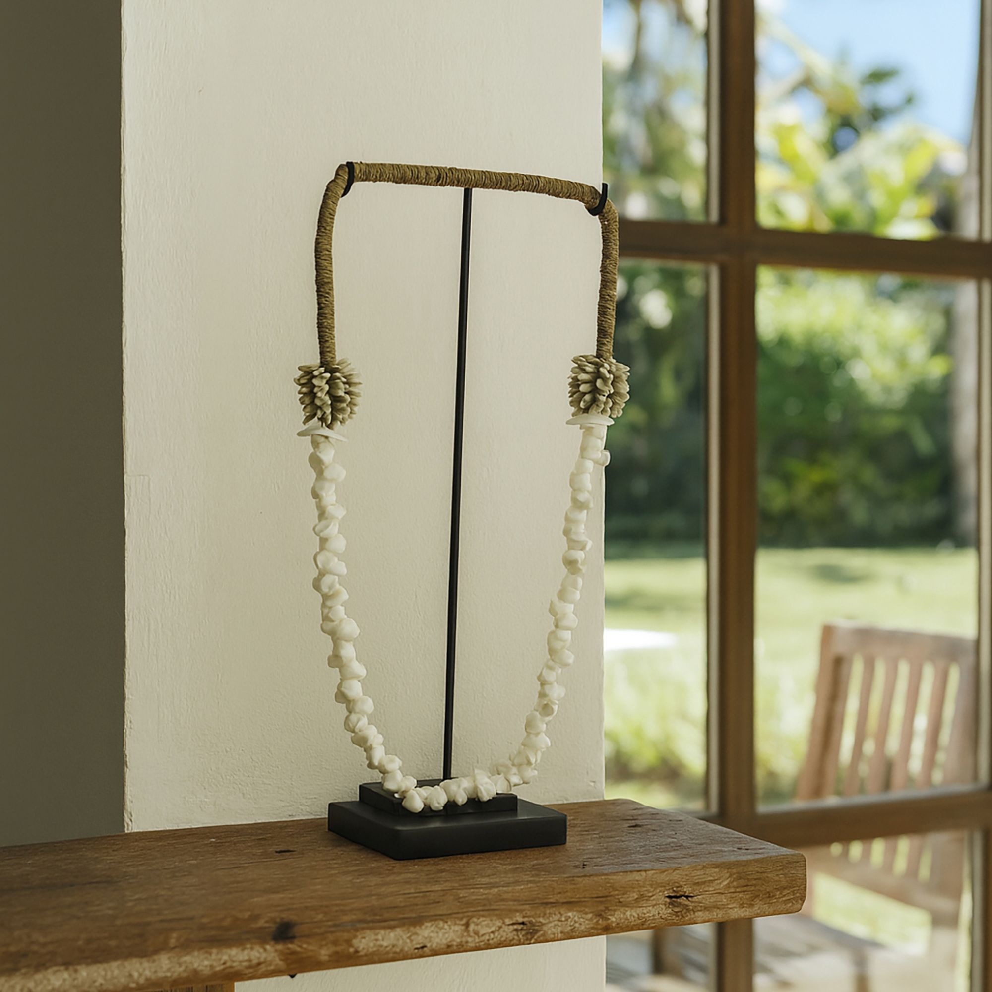 Collier en coquillages avec socle en métal  DAO