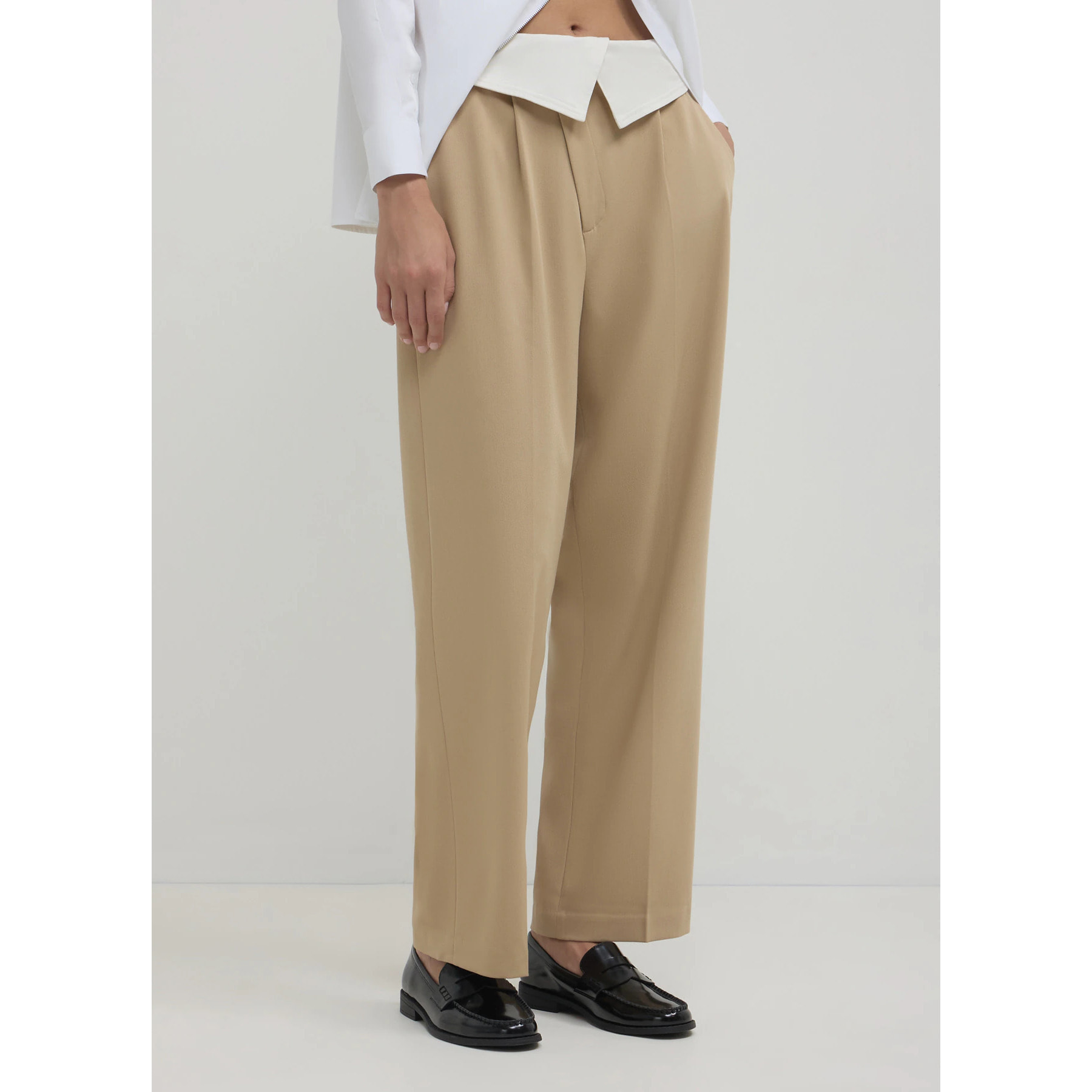 Pantalone con fascia asimmetrica