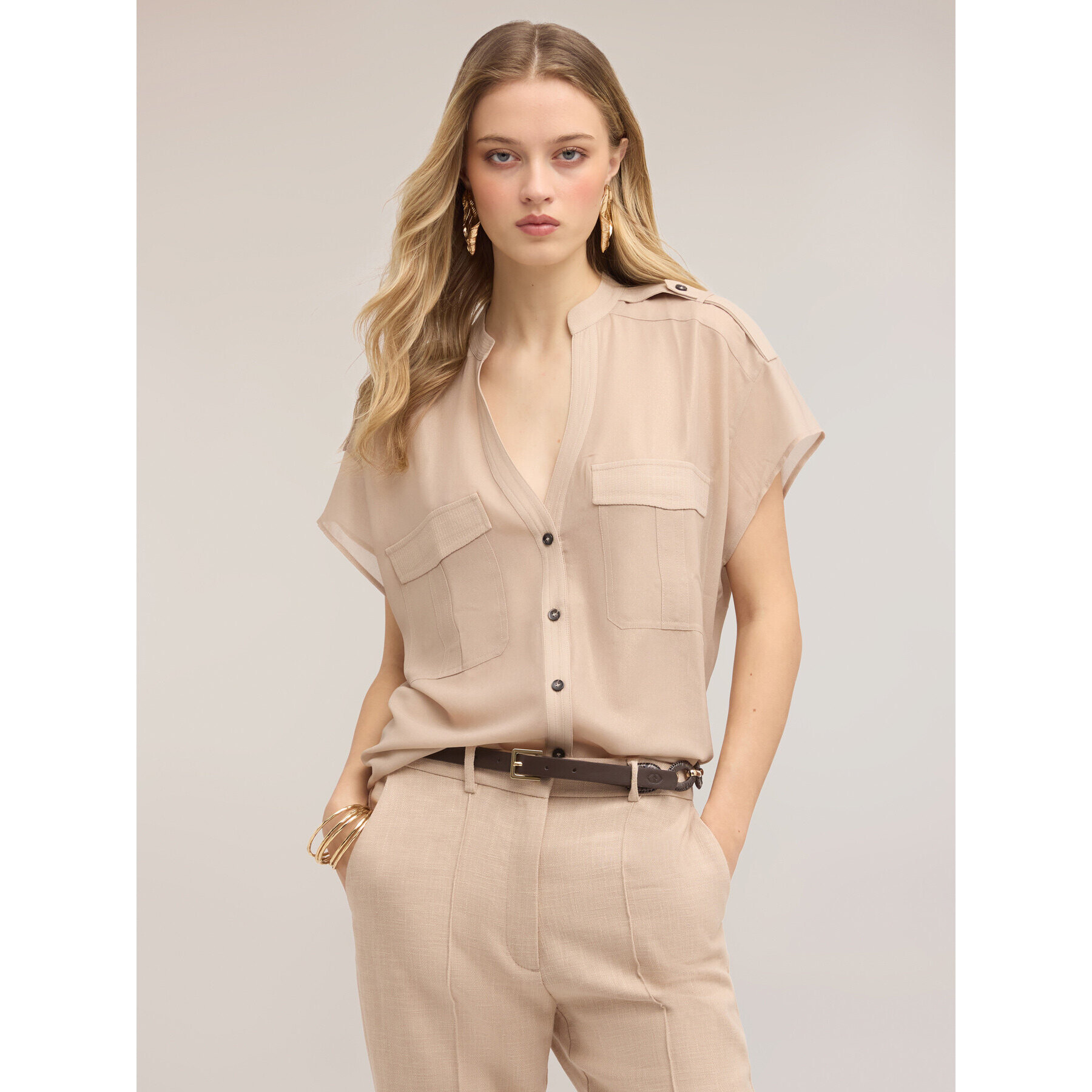 Motivi - Camisa en georgette laminada con bolsillos - Beige