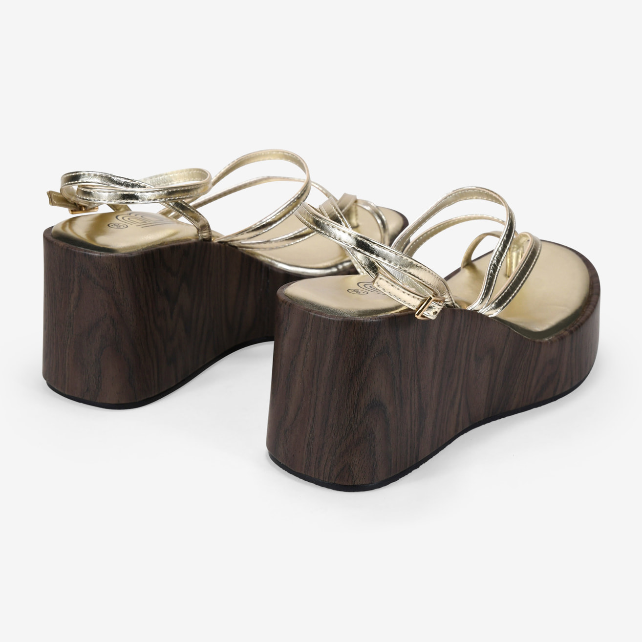 Sandalias de dedo doradas con cuña efecto madera