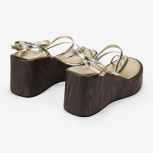 Sandalias de dedo doradas con cuña efecto madera