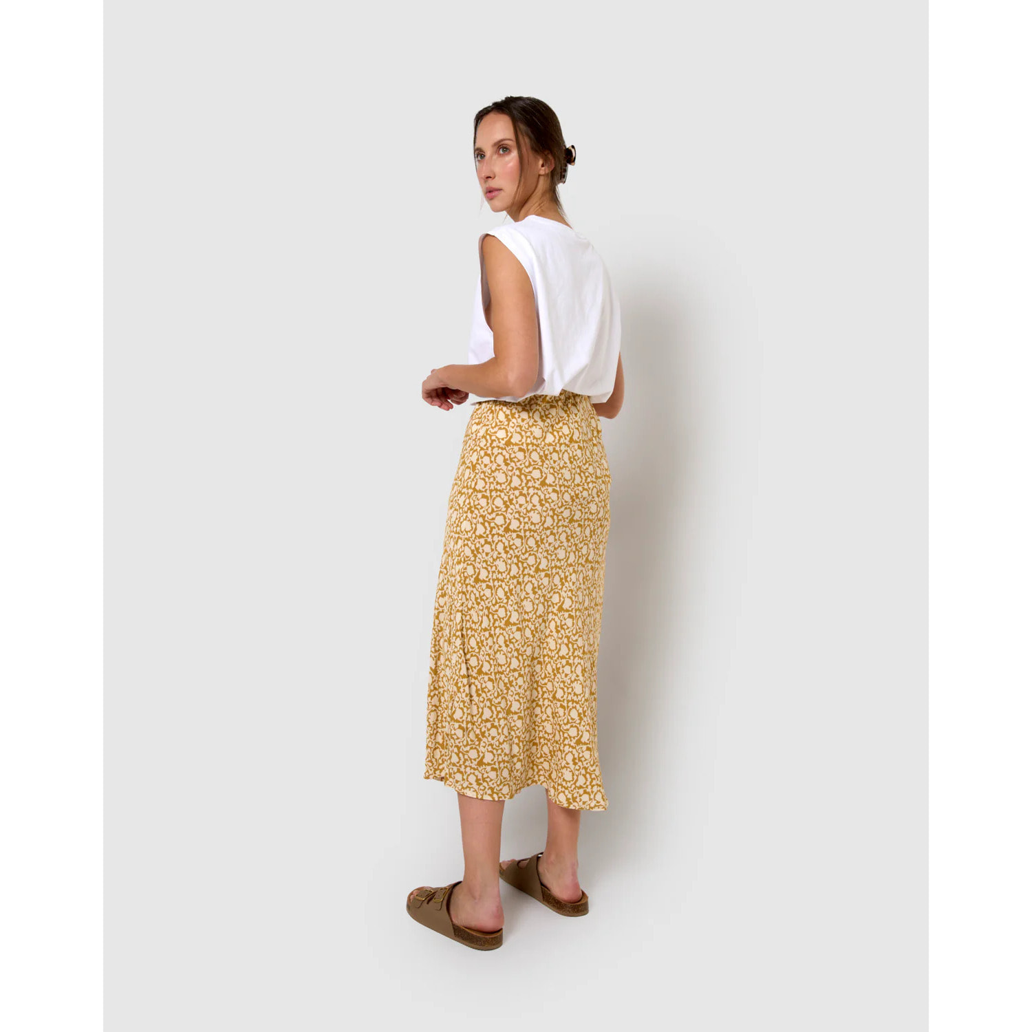 Falda midi bambula detalles plisados telma ocre