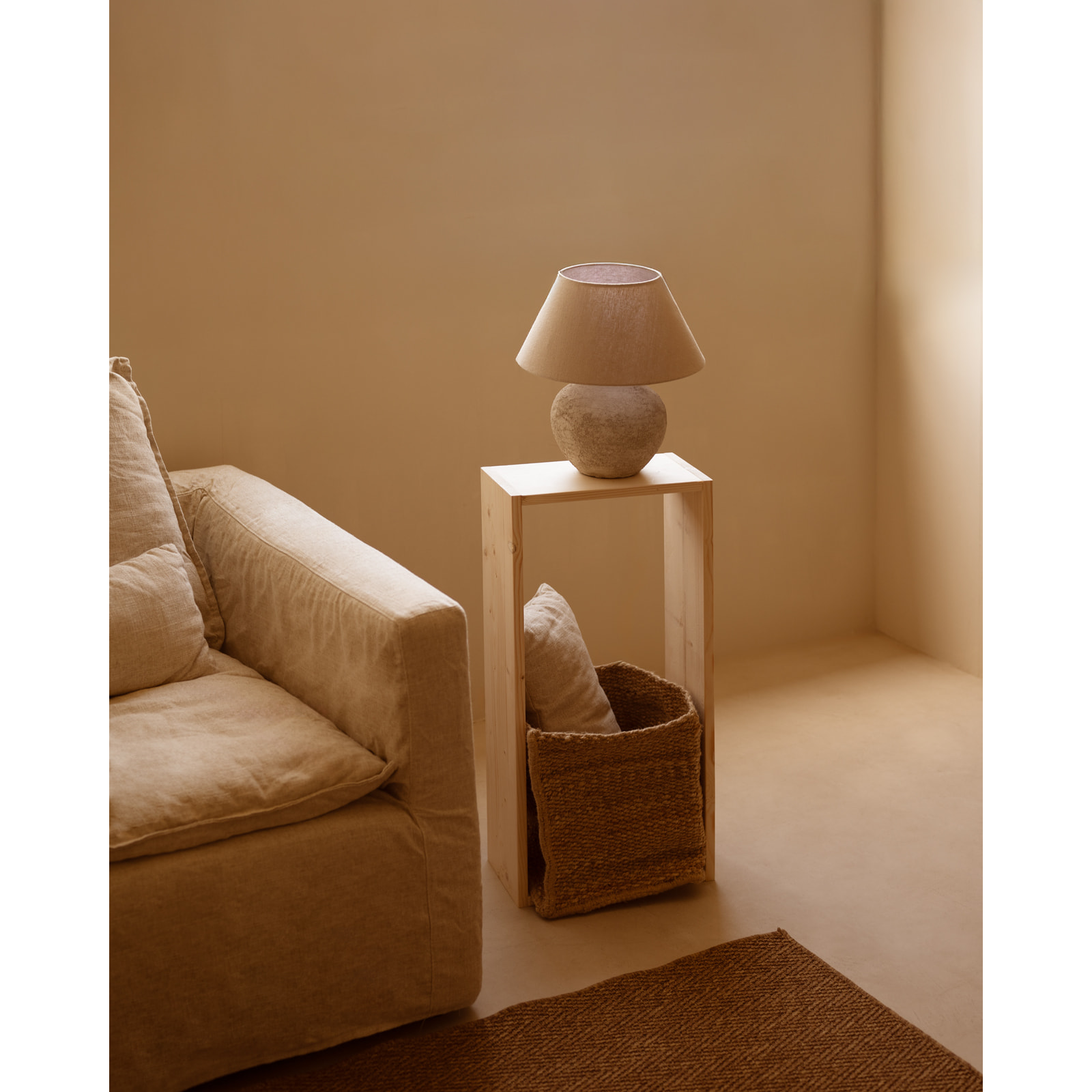 Mueble auxiliar de madera maciza en tono natural Alto: 38 Largo: 80 Ancho: 20