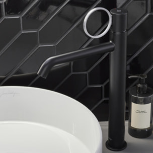 Mitigeur lavabo haut Vivienne noir mat avec bague chromée brossée
