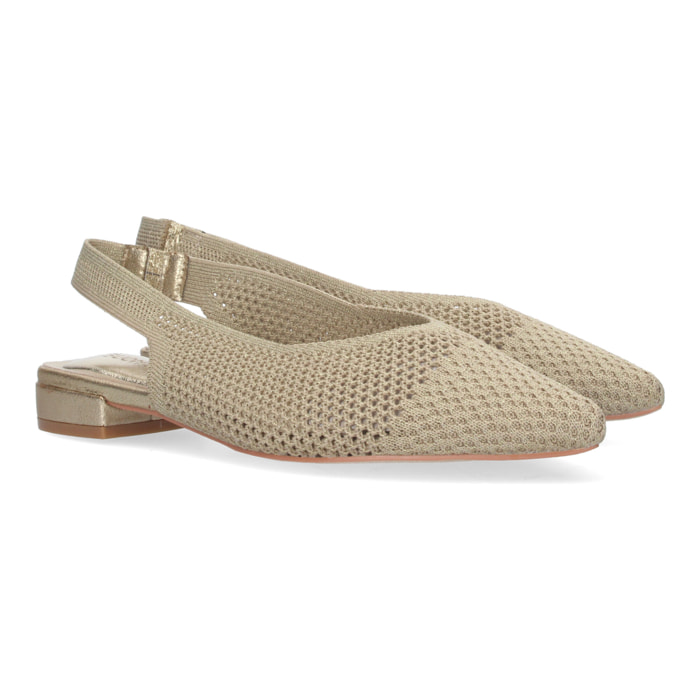 Zapato de salón de mujer elegante plano, destalonado.