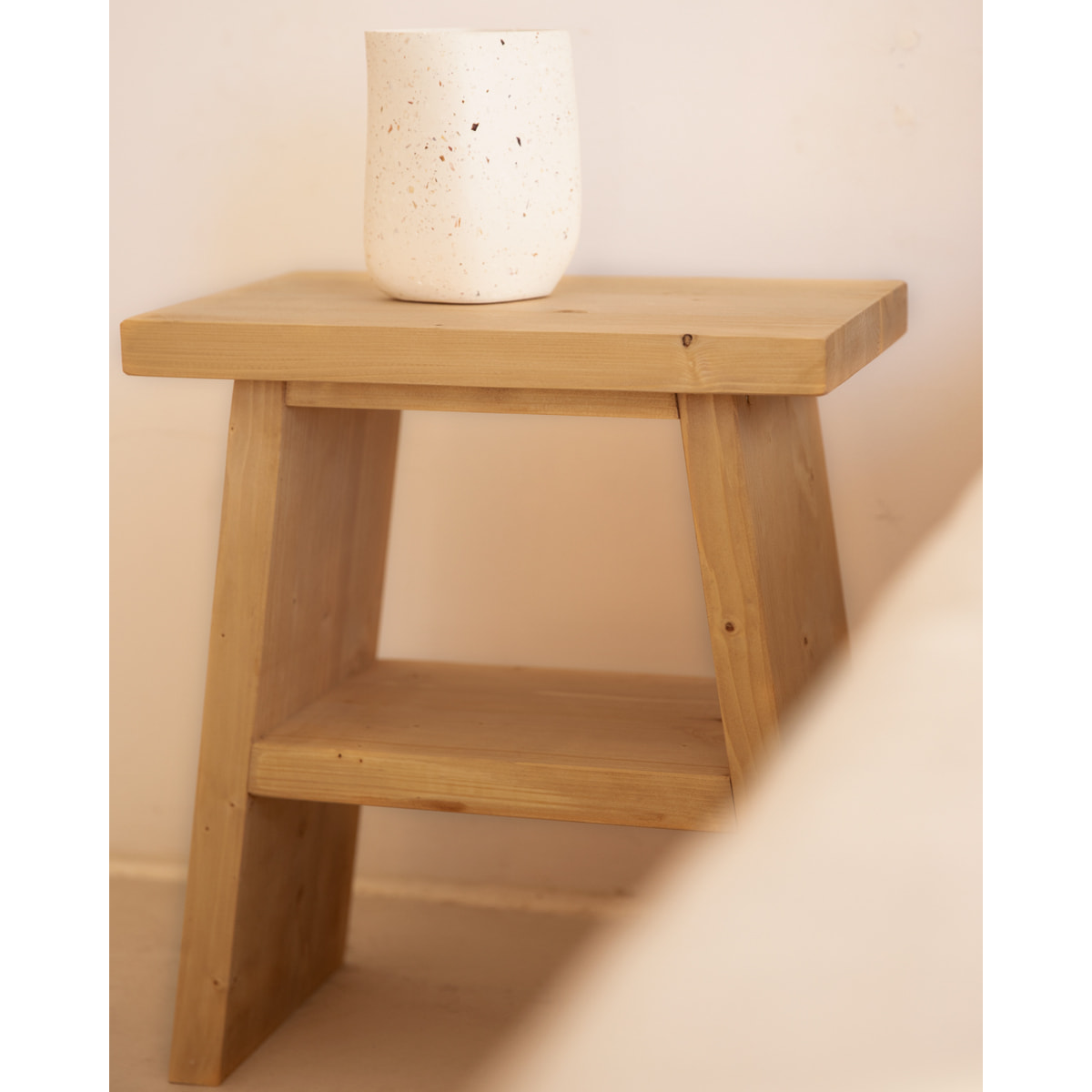 Table de chevet ou table d'appoint en bois massif ton chêne moyen 45x39cm Hauteur: 45 Longueur: 39 Largeur: 25