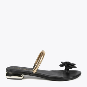 Sandali con fiore e fascetta in metallo