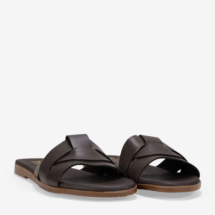 Sandalias planas marrones en piel con plantilla acolchada