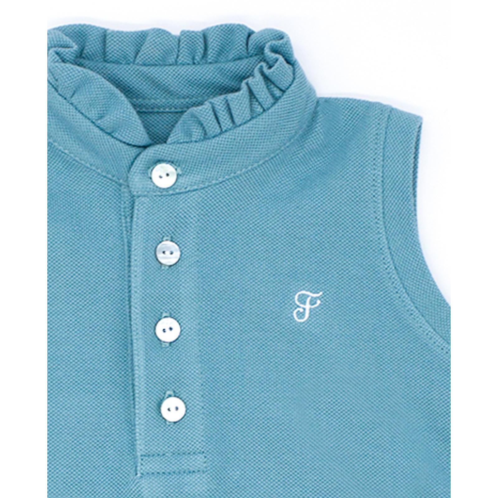 Vestido de polo verde, sin mangas con volante en el cuello y en el bajo.