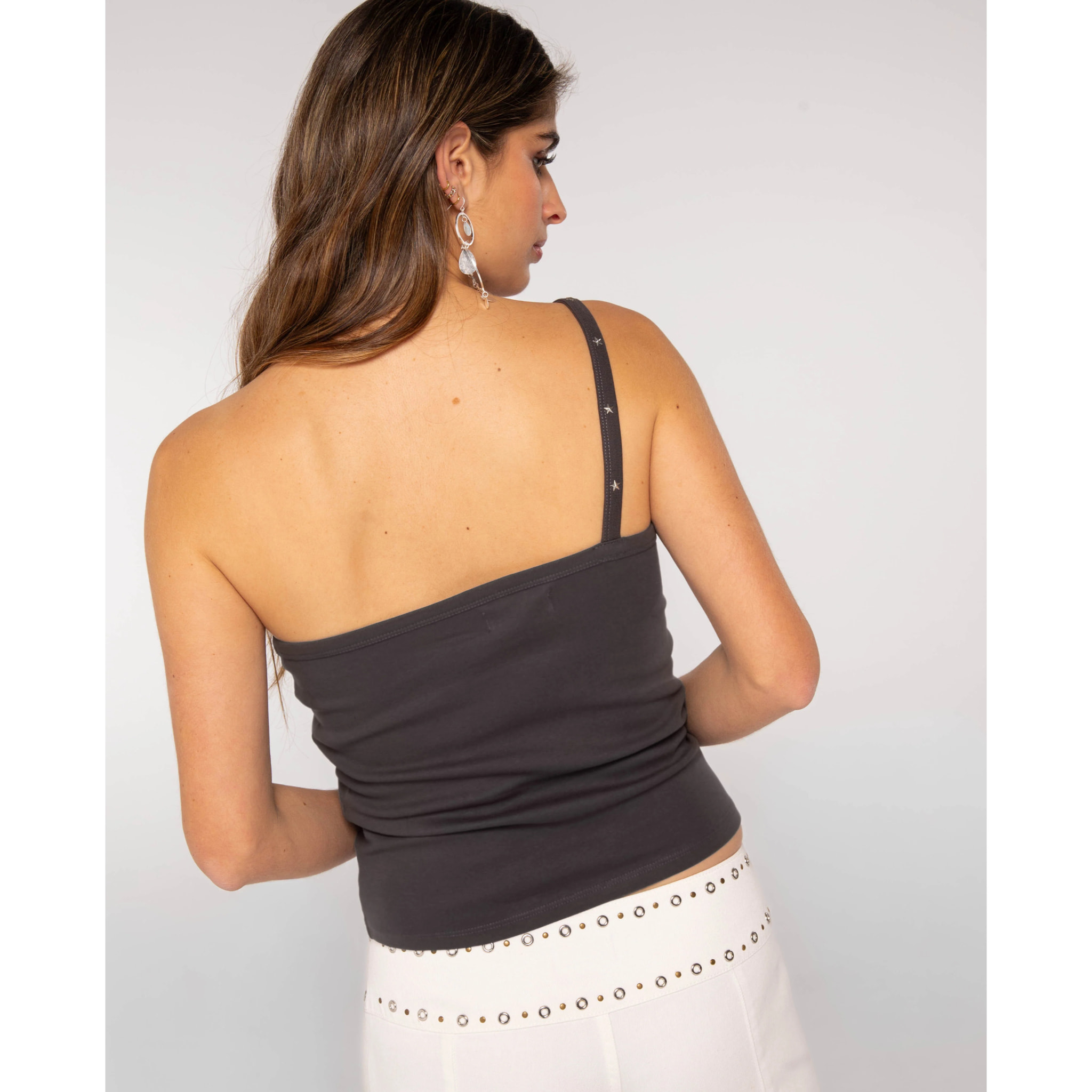 Top crop asimétrico con tirante y estrellas metálicas decorativas de mujer