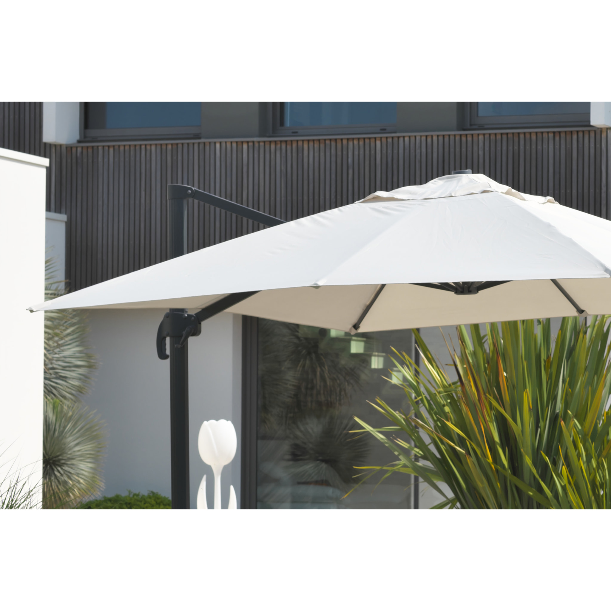 SEVILLA - Parasol avec pied excentré en acier et toile grise